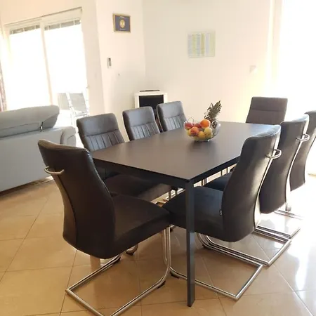 Tomo Макарска