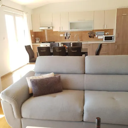 Tomo Макарска